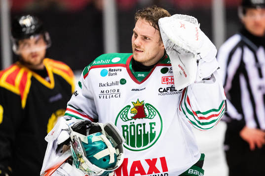 Rögles målvakt Christoffer Rifalk med trasig hjälm