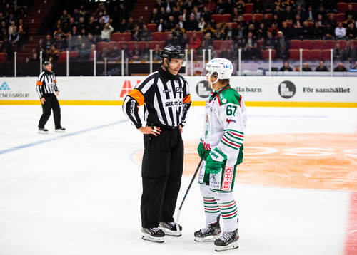 Domare Linus Öhlund och Rögles Leon Bristedt