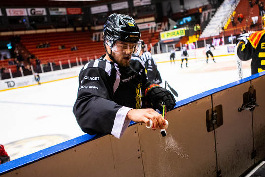 Brynäs Jaedon Descheneau  pudrar klubban innan