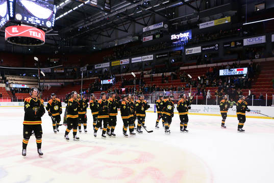 Brynäs spelare tackar publiken