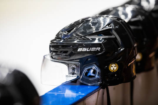 En hjälm med Brynäs logotyp