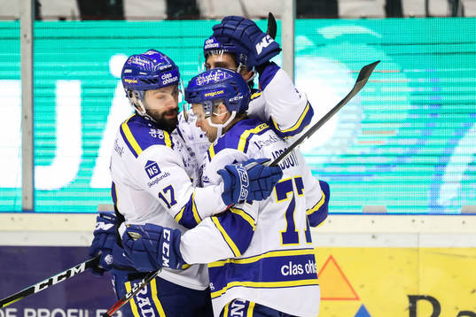 Leksands Spencer Abbott jublar med lagkamrater