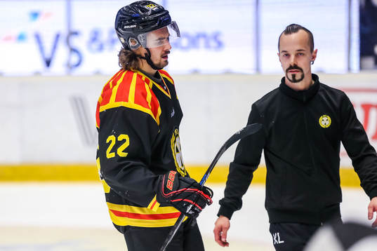 Brynäs Adam Brodecki har ont och lämnar isen