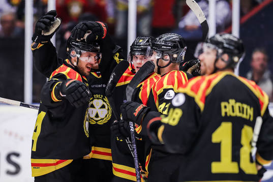 Brynäs Jacob Blomqvist jublar med lagkamrater