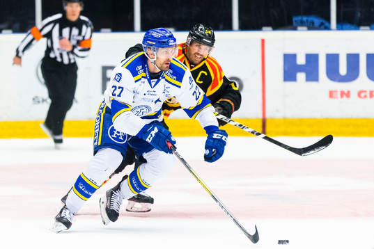 Leksands Marek Hrivik jagas av Brynäs Anton Rödin