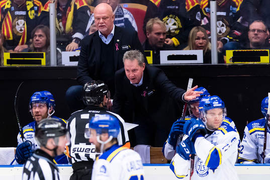 Leksands assisterande tränare Jens Nielsen diskuterar med