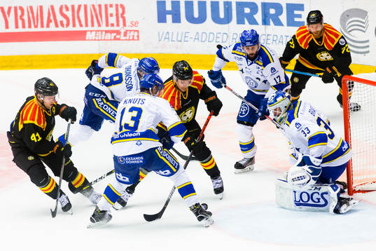 Brynäs Nicklas Danielsson oroar framför Leksands målvakt