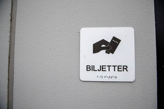 Skylt med blindskrift för biljettlucka
