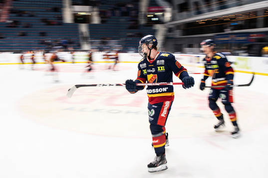 Djurgårdens Alexander Holtz värmer upp