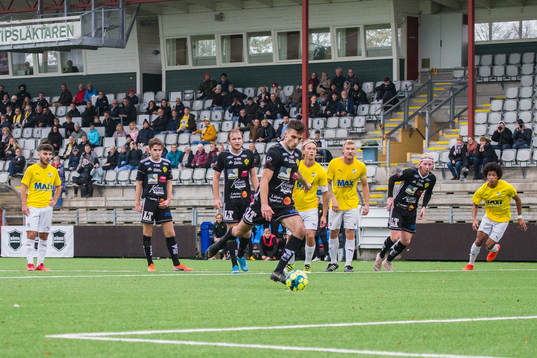 Laholms FKs Gienis Zegiri gör 1-0 på straff