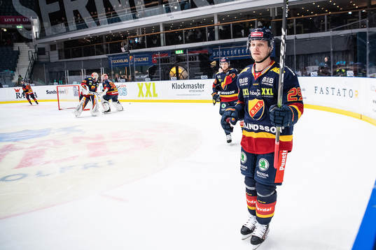 Djurgårdens Sebastian Strandberg värmer upp