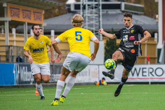Laholms FKs Gienis Zegiri och IFK Malmös Philip Persson