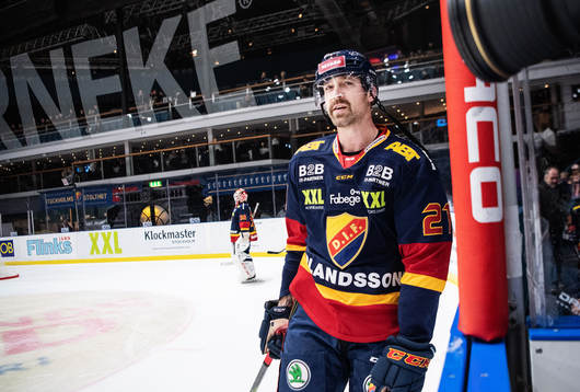 Djurgårdens Patrik Berglund värmer upp