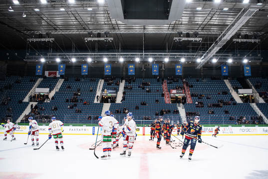 Djurgården och Oskarshamns spelare värmer upp