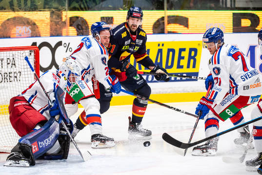 Djurgårdens Patrik Berglund mot Oskarshamns målvakt