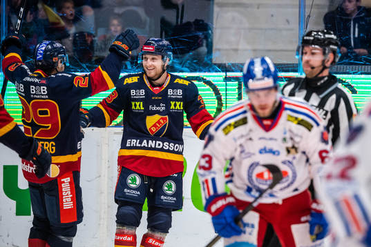 Djurgårdens Linus Hultström jublar med lagkamrater