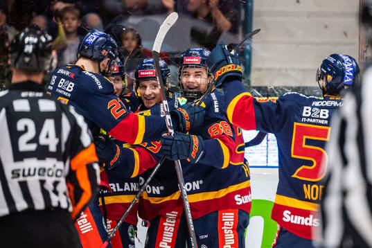 Djurgårdens Linus Hultström jublar med lagkamrater