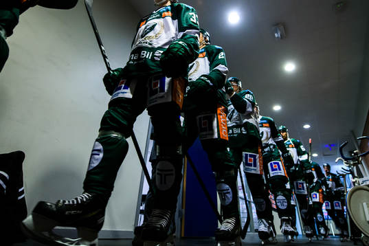 Färjestads spelare på väg ut till värmningen
