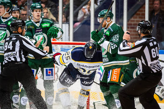 s Axel Holmström i bråk med Färjestads Vojtech Mozik