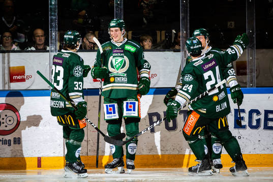 Färjestads Oskar Bäck jublar med lagkamrater
