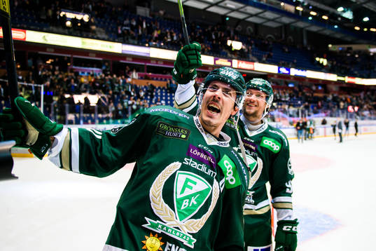 Färjestads Sebastian Erixon och Jesper Olofsson jublar och