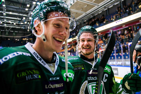 Färjestads Gustav Rydahl och Linus Johansson jublar