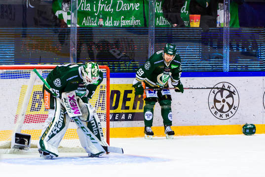 Färjestads målvakt Arvid Holm och Linus Johansson deppar