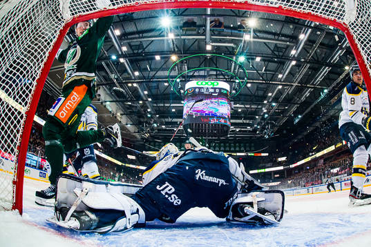 Färjestads Victor Ejdsell jublar