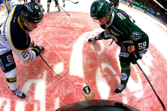 s Christian Sandberg och Färjestads Linus Johansson ska