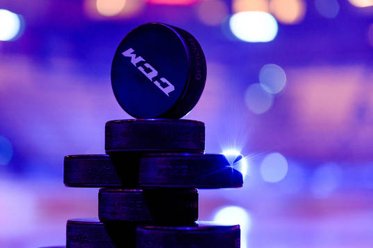 Puckar före ishockeymatchen i SHL mellan Växjö och