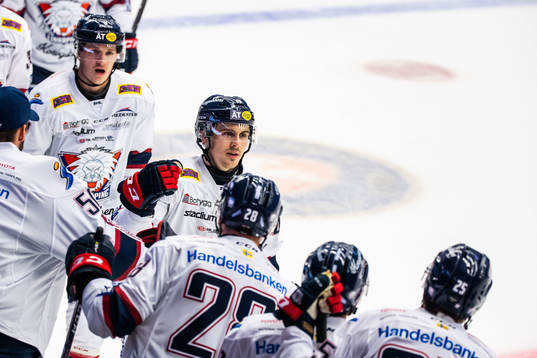 Linköpings Adam Helewka jublar med lagkamrater
