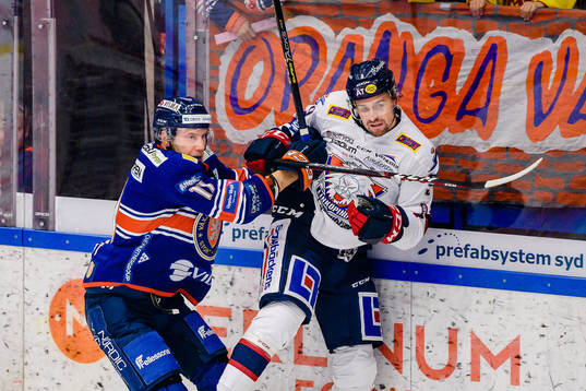 Växjös Ilari Melart  tacklar Linköpings Mikael Frycklund