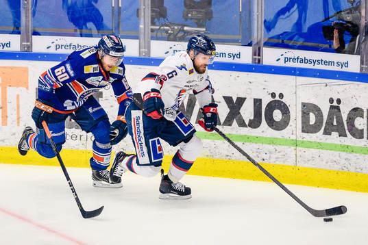 Växjös Erik Josefsson jagar Linköpings Jonas Holös
