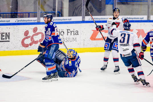 Växjös Erik Josefsson och målvakt Viktor Andrén deppar