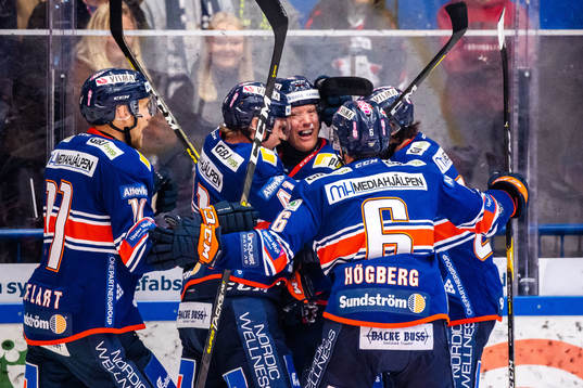 Växjös Richard Gynge jublar med lagkamrater