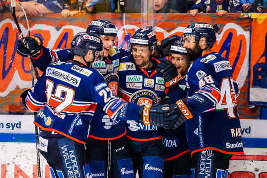 Växjös Emil Pettersson jublar med lagkamrater
