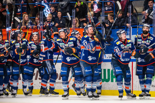 Växjös spelare jublar framför supportrar