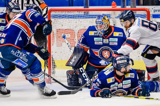 Oroligt framför Växjös målvakt Viktor Andrén