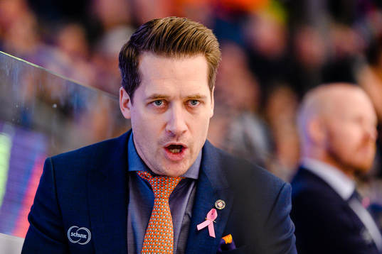 Växjös tränare Sam Hallam skriker