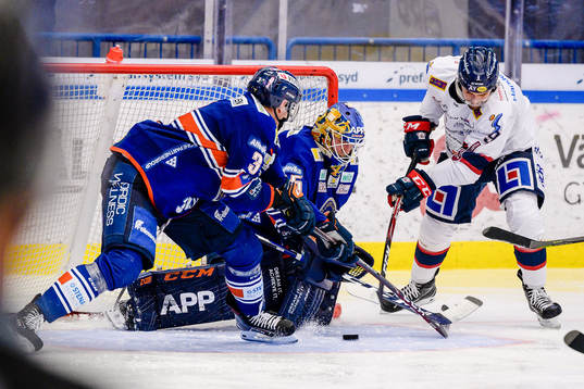 Linköpings Mikael Frycklund oroar framför Växjös