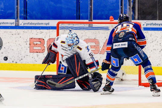 Linköpings målvakt Jonas Gustavsson räddar ett skott