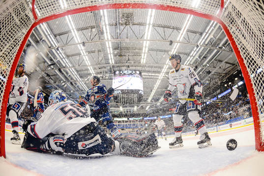 Linköpings Hampus Larsson deppar och Växjös Marcus