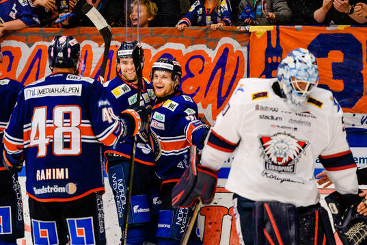 Växjös Emil Pettersson och Brendan Shinnimin jublar