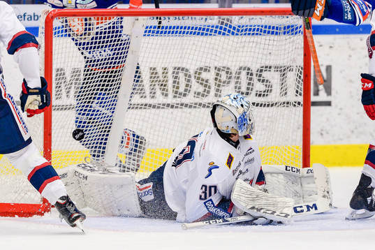 Växjös Fredrik Karlström (ej i bild) gör mål 1-2 bakom