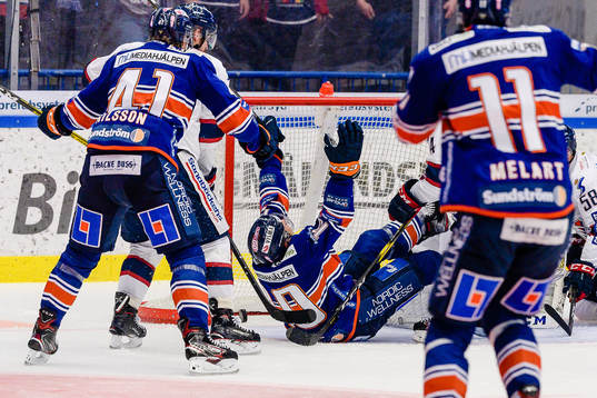 Växjös Richard Gynge jublar liggandes