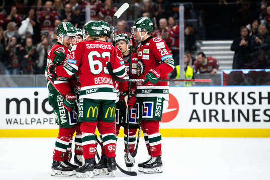 Frölundas Karl Stollery jublar med lagkamrater