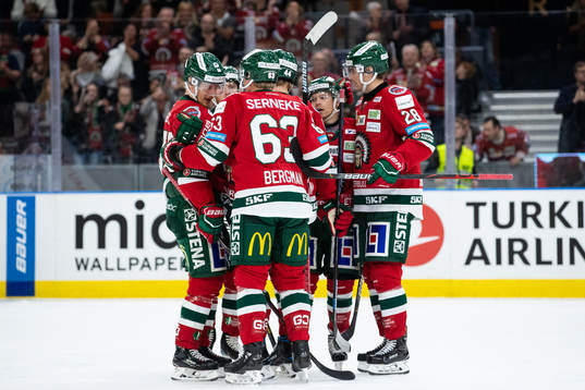 Frölundas Karl Stollery jublar med lagkamrater