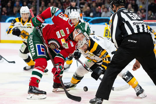 Frölundas Simon Hjalmarsson tekar mot Skellefteås Tom