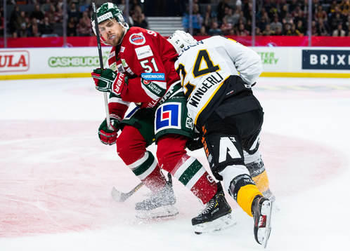 Frölundas Mats Rosseli Olsen tacklar Skellefteås Andreas