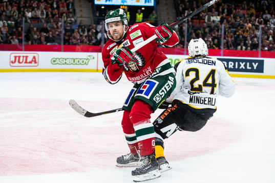 Frölundas Mats Rosseli Olsen tacklar Skellefteås Andreas